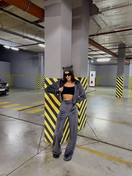 Велюровий жіночий костюм на блискавці графiтового кольору 31227