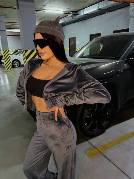 Велюровий жіночий костюм на блискавці графiтового кольору 31227