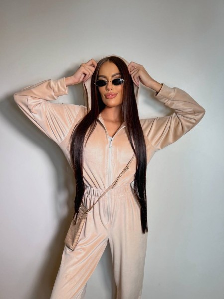 Жіночий велюровий комбінезон бежевого кольору 31228