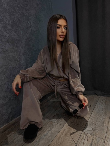 Велюровий жіночий костюм кавового кольору 31238