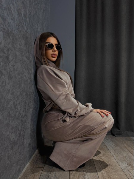 Велюровий жіночий костюм кавового кольору 31238