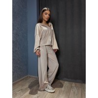 Велюровий жіночий костюм бежевого кольору 31239