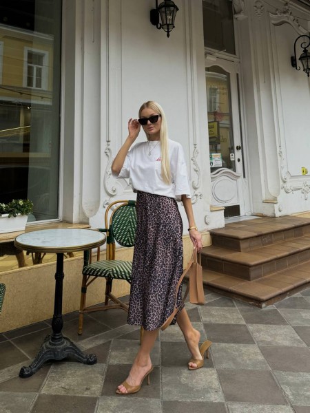 Жіноча шовкова спідниця міді в леопардовому принтi коричневого кольору 31263