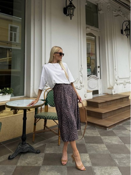 Жіноча шовкова спідниця міді в леопардовому принтi коричневого кольору 31263