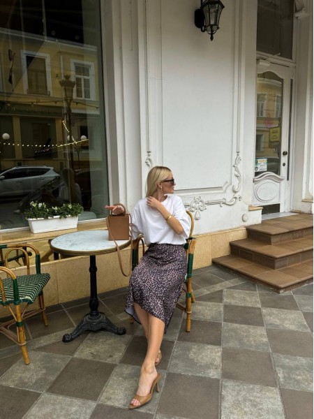 Жіноча шовкова спідниця міді в леопардовому принтi коричневого кольору 31263