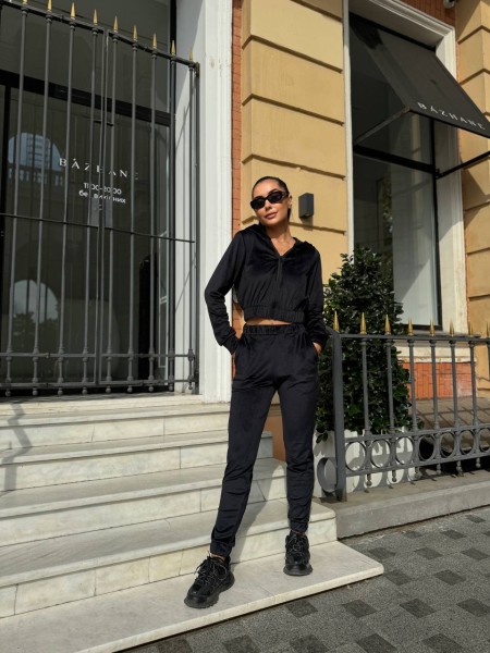 Велюровий жіночий костюм чорного кольору 31265