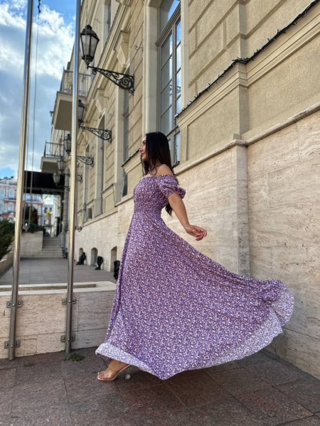 Повітряна сукня максі у квітку бузкового кольору 31294