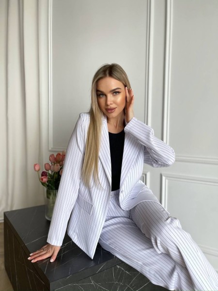 Жіночий класичний костюм бiлого кольору 31374