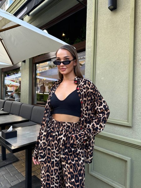 Женский прогулочны костюм в леопардовом стиле коричневого цвета 31376