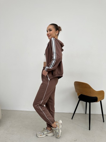 Легкий спортивный костюм на молнии кофейного цвета 31393