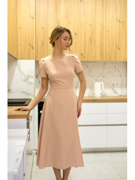 Класична сукня середньої довжини з розрізами бежевого кольору 31447