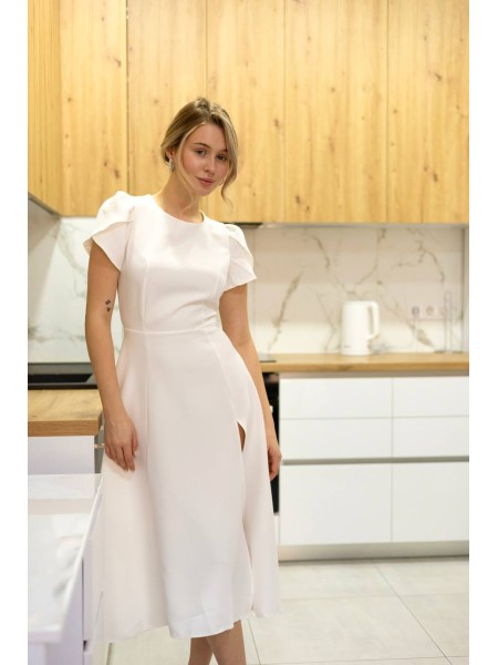 Классическое платье средней длинны с разрезами молочного цвета 31449