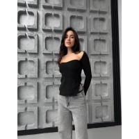 Обтягуюча жіноча кофта з вирізом чорного кольору 31634