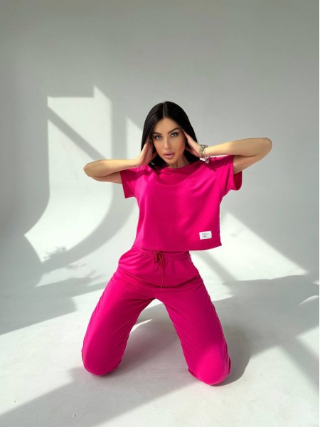 Жіночий костюм прогулянковий малинового кольору 31645