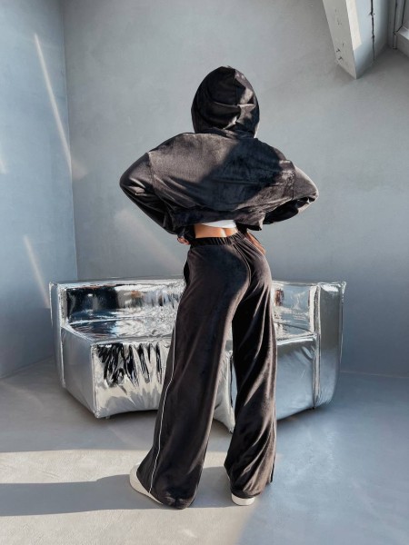 Велюровий жіночий костюм з капюшоном чорного кольору 31709