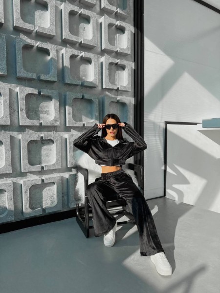 Велюровий жіночий костюм з капюшоном чорного кольору 31709