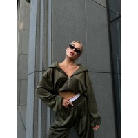 Велюровий жіночий костюм з укороченою кофтою кольору хакі 31718