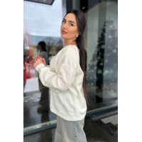 Легкий жіночий светр із вирізом молочного кольору 31729
