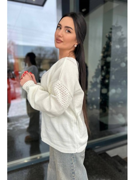 Легкий жіночий светр із вирізом молочного кольору 31729