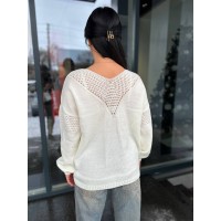 Легкий жіночий светр із вирізом молочного кольору 31729