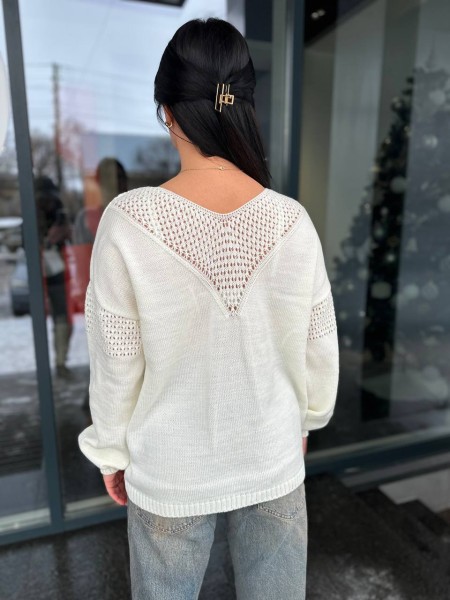 Легкий жіночий светр із вирізом молочного кольору 31729