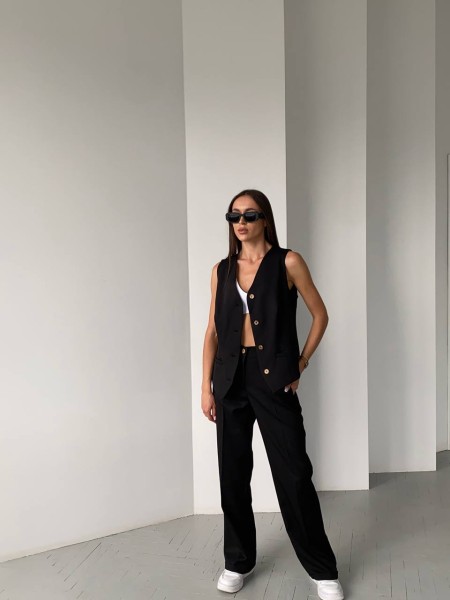 Легкий прогулянковий костюм с жилетом чорного кольору 31748