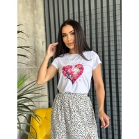 Базова жіноча футболка з серцем бiлого кольору 31767