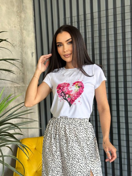 Базова жіноча футболка з серцем бiлого кольору 31767
