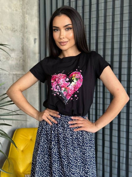 Базова жіноча футболка з серцем чорного кольору 31768