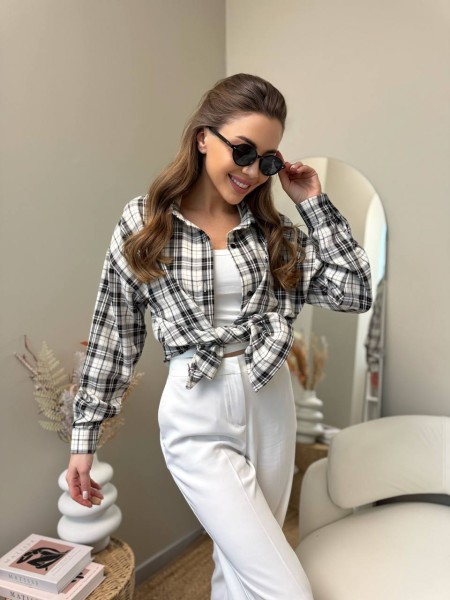 Подовжена жіноча сорочка в клітку молочного кольору 31776