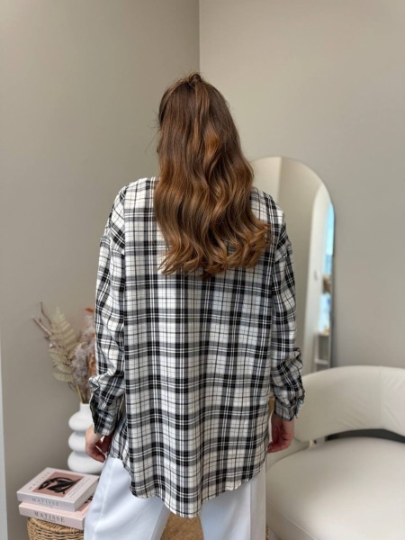 Подовжена жіноча сорочка в клітку молочного кольору 31776