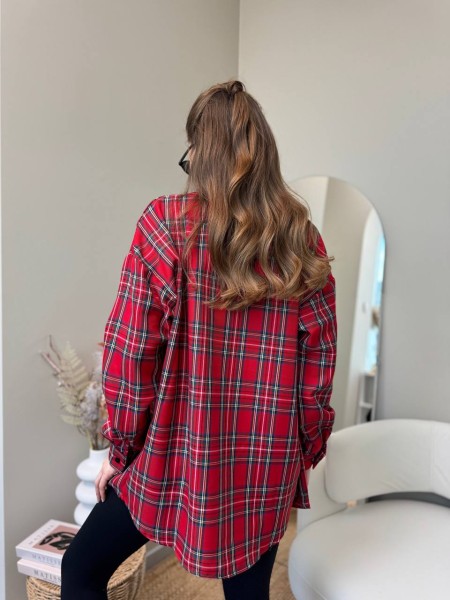 Подовжена жіноча сорочка в клітку червоного кольору 31777