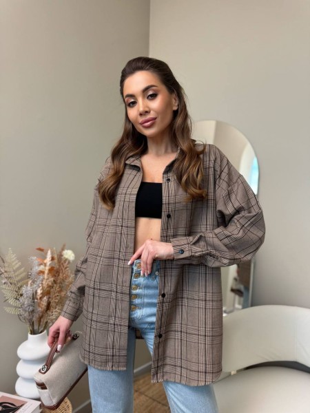 Подовжена жіноча сорочка в клітку коричневого кольору 31778