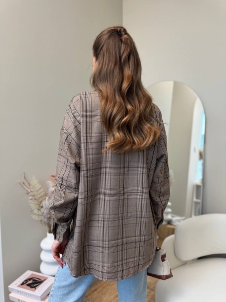 Подовжена жіноча сорочка в клітку коричневого кольору 31778
