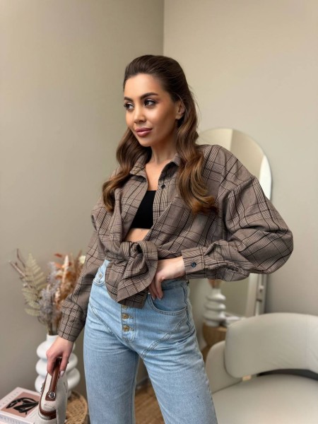Подовжена жіноча сорочка в клітку коричневого кольору 31778