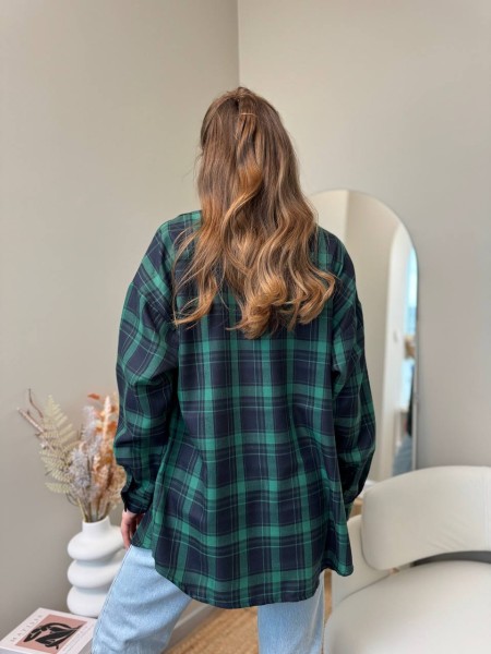 Подовжена жіноча сорочка в клітку зеленого кольору 31779