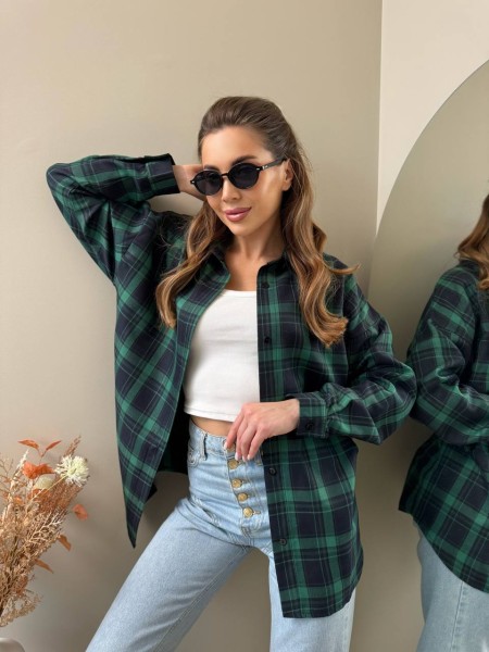 Подовжена жіноча сорочка в клітку зеленого кольору 31779