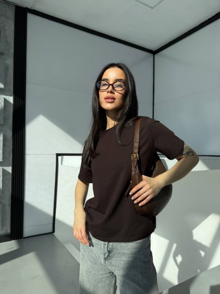 Однотонна базова футболка коричневого кольору 31801