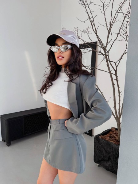 Женский классический костюм 2-ка (юбка-шорты+пиджак) серого цвета 31847