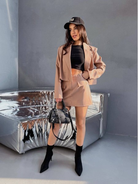Женский классический костюм 2-ка (юбка-шорты+пиджак) бежевого цвета 31848