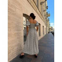 Повітряна сукня міді в квітку з відкритими плечима чорно-білого кольору 31896