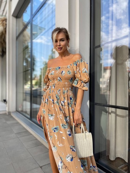 Повітряна сукня міді в квітку з відкритими плечима бежевого кольору 31907