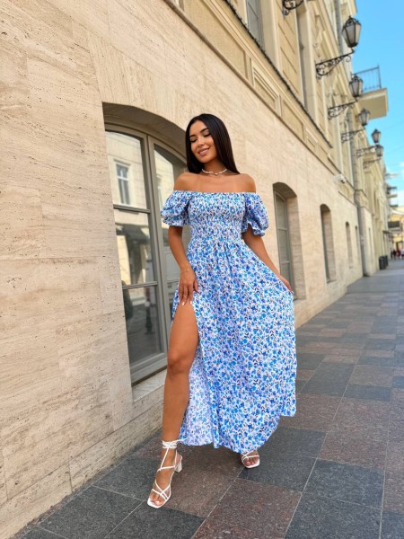 Повітряна сукня міді в квітку з відкритими плечима блакитного кольору 31908