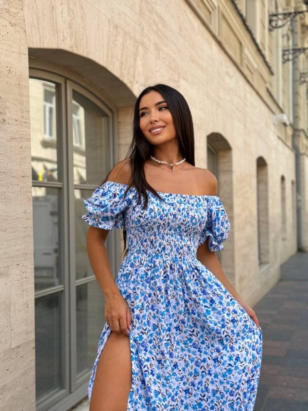 Повітряна сукня міді в квітку з відкритими плечима блакитного кольору 31908