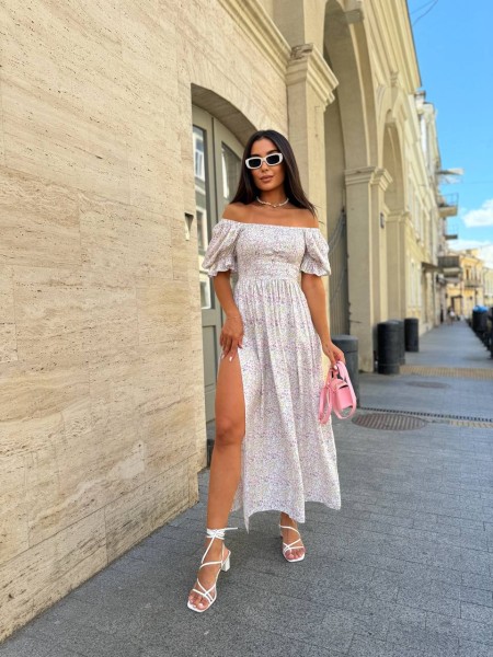 Повітряна сукня міді в квітку з відкритими плечима молочного кольору 31909