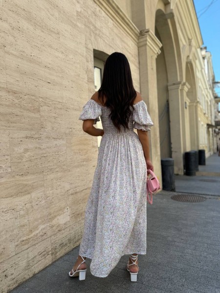 Повітряна сукня міді в квітку з відкритими плечима молочного кольору 31909