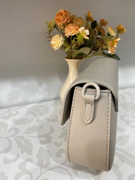 Класичка жіноча сумка з еко-шкіри молочного кольору 31928