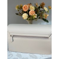 Класична жіноча сумка з еко-шкіри через плече бежевого кольору 31933