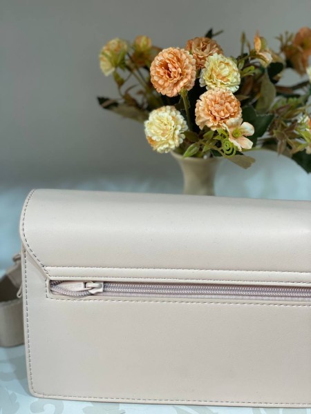 Класична жіноча сумка з еко-шкіри через плече пудрового кольору 31935