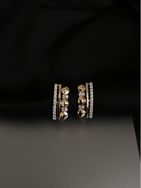 Сережки з маленькими камінчиками англійський замок золотого кольору. 31965